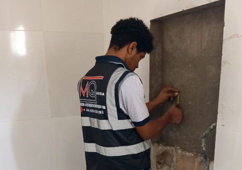 Grelhador a carvão com tijolos refratarios