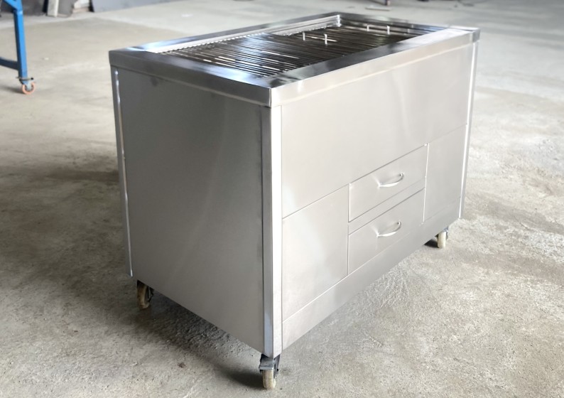 Grelhador a carvão com tijolos refratarios